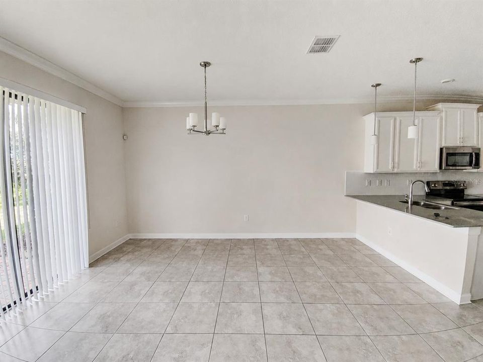 Activo con contrato: $1,960 (3 camas, 2 baños, 1828 Pies cuadrados)