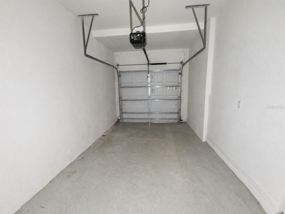Activo con contrato: $1,960 (3 camas, 2 baños, 1828 Pies cuadrados)