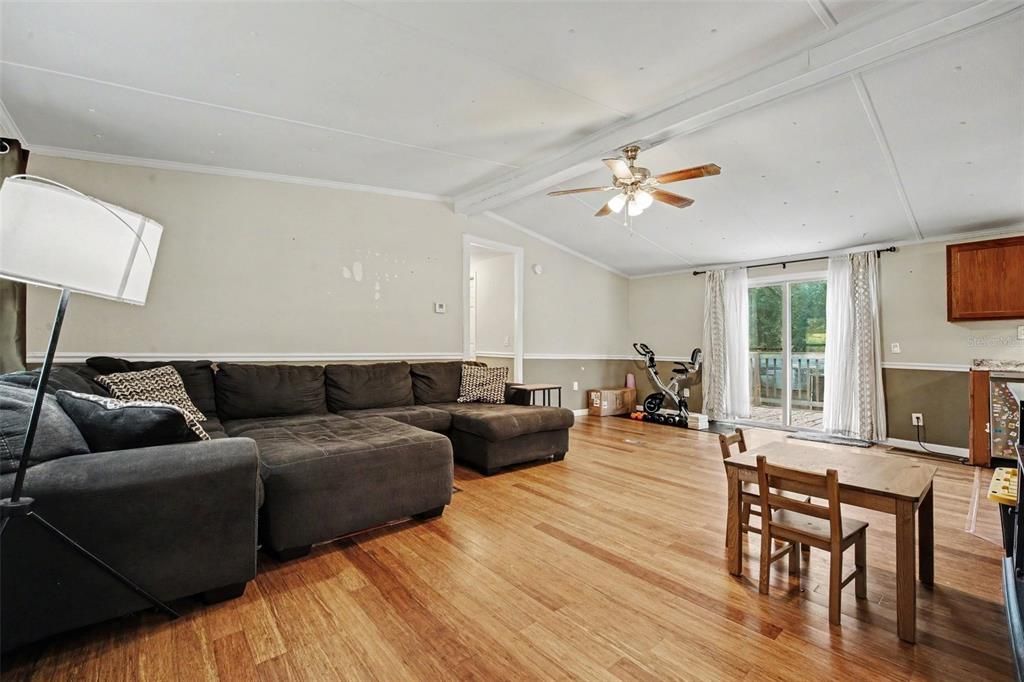 For Sale: $215,000 (3 beds, 3 baths, 1584 Square Feet)
