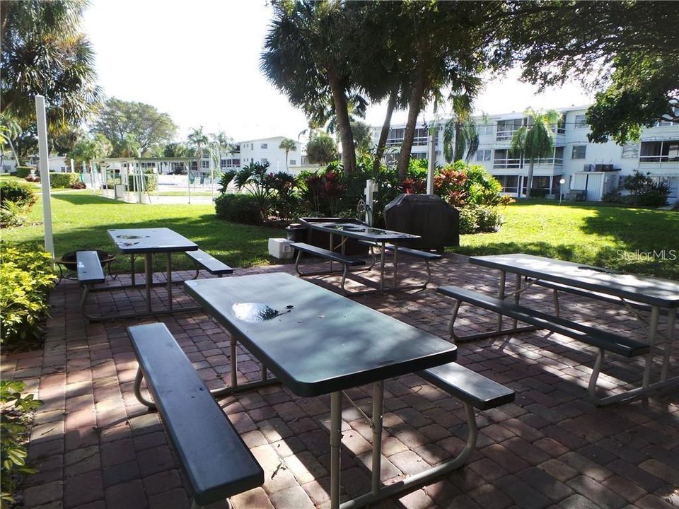 For Rent: $1,200 (2 beds, 1 baths, 733 Square Feet)