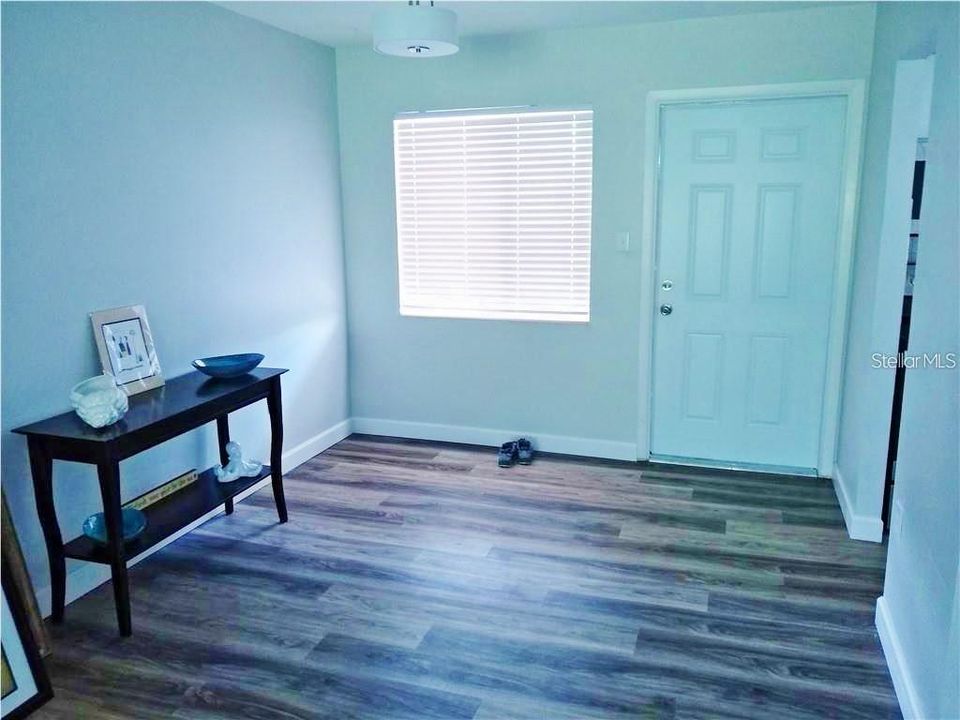 For Rent: $1,200 (2 beds, 1 baths, 733 Square Feet)