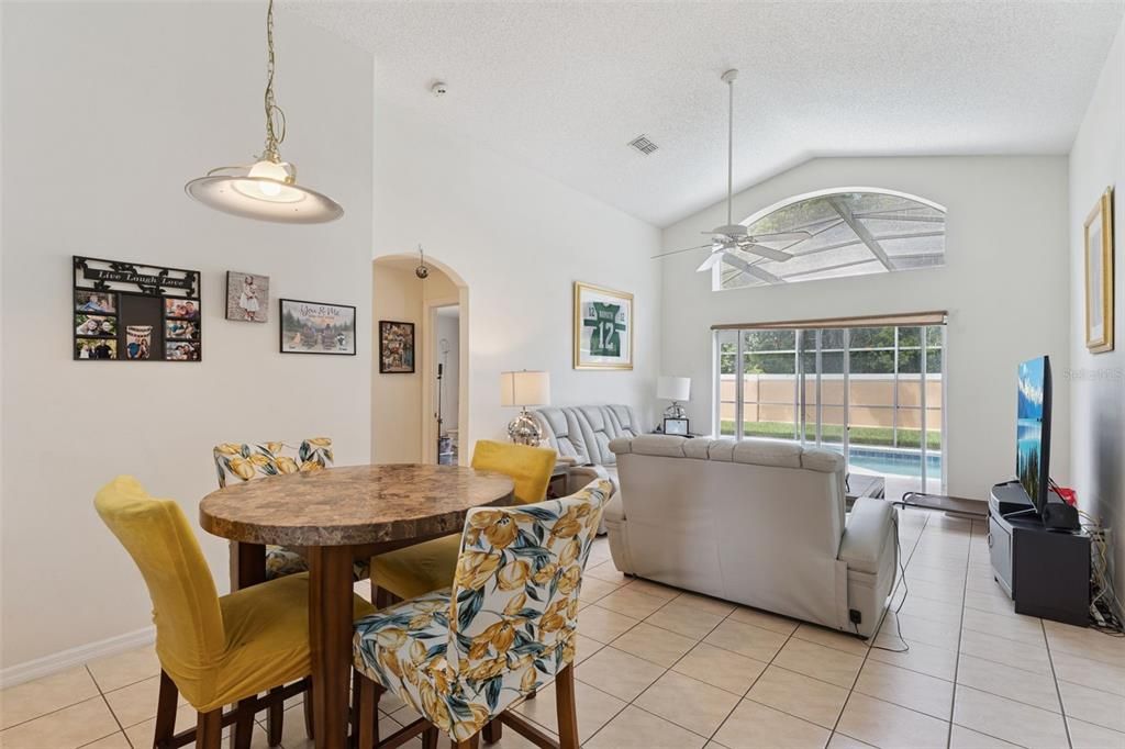 En Venta: $419,900 (4 camas, 3 baños, 1940 Pies cuadrados)