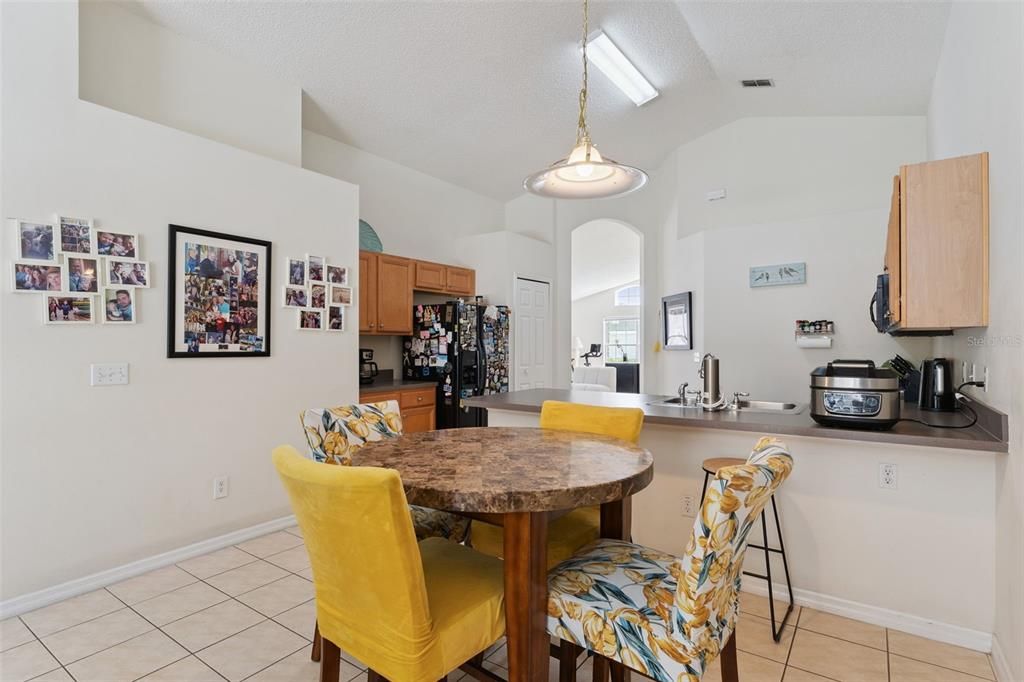 En Venta: $419,900 (4 camas, 3 baños, 1940 Pies cuadrados)