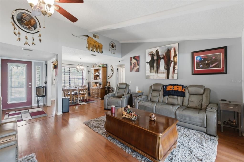 For Sale: $275,000 (3 beds, 2 baths, 1521 Square Feet)