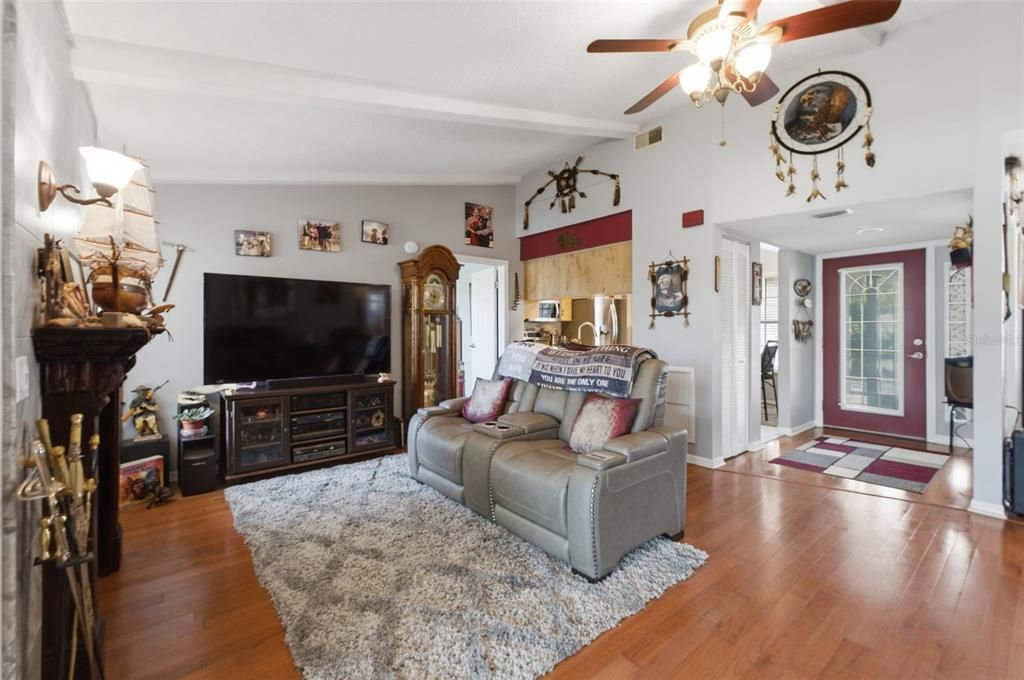 For Sale: $275,000 (3 beds, 2 baths, 1521 Square Feet)