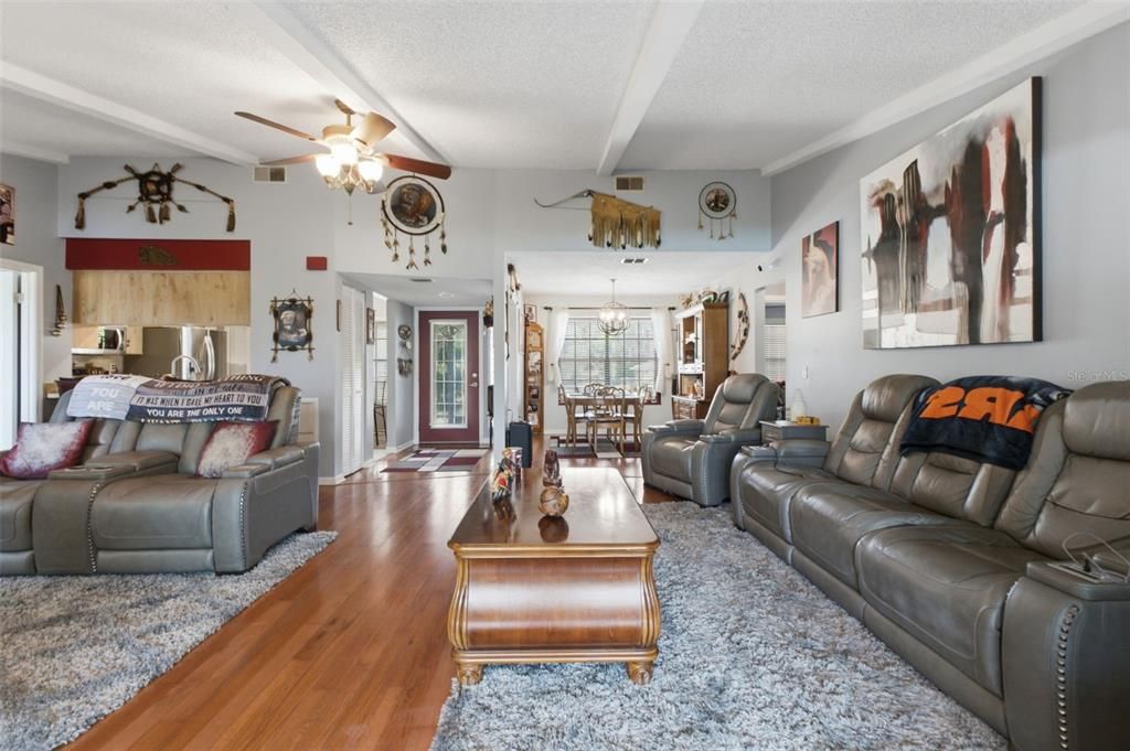 For Sale: $275,000 (3 beds, 2 baths, 1521 Square Feet)