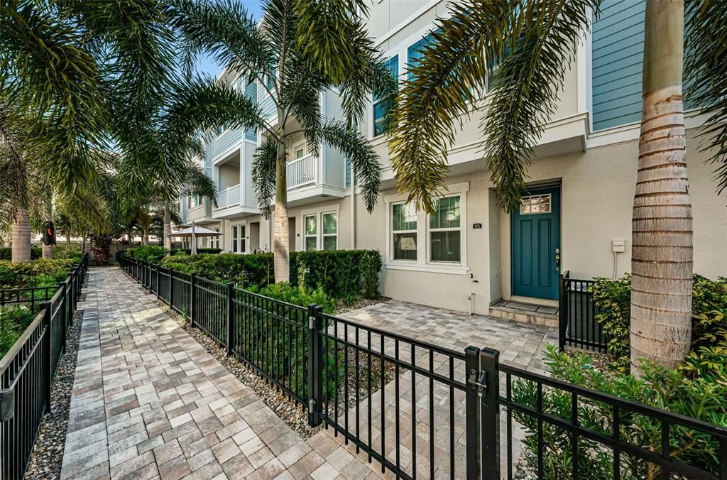 For Rent: $4,600 (3 beds, 3 baths, 1941 Square Feet)