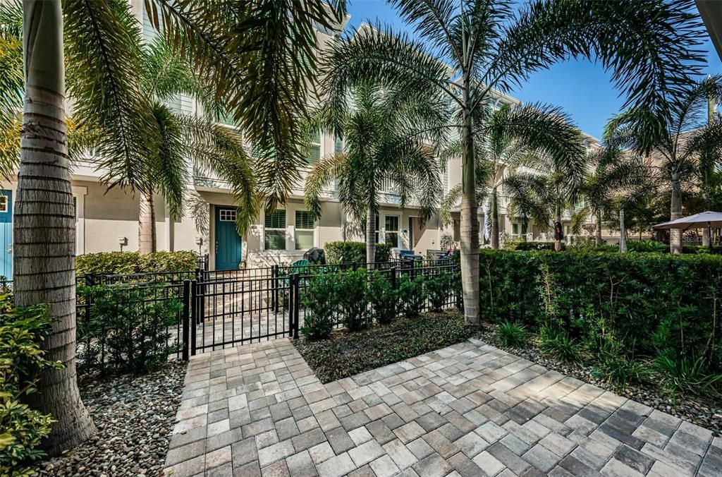 For Rent: $4,600 (3 beds, 3 baths, 1941 Square Feet)