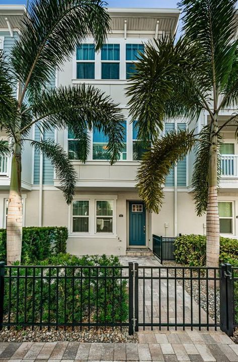 For Rent: $4,600 (3 beds, 3 baths, 1941 Square Feet)
