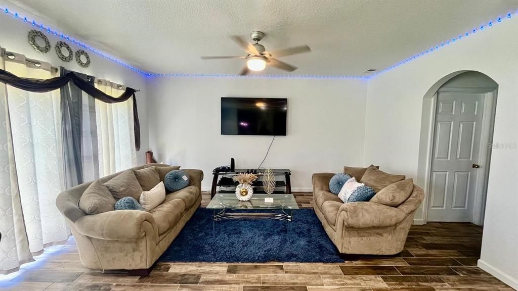 For Rent: $2,300 (4 beds, 2 baths, 2113 Square Feet)