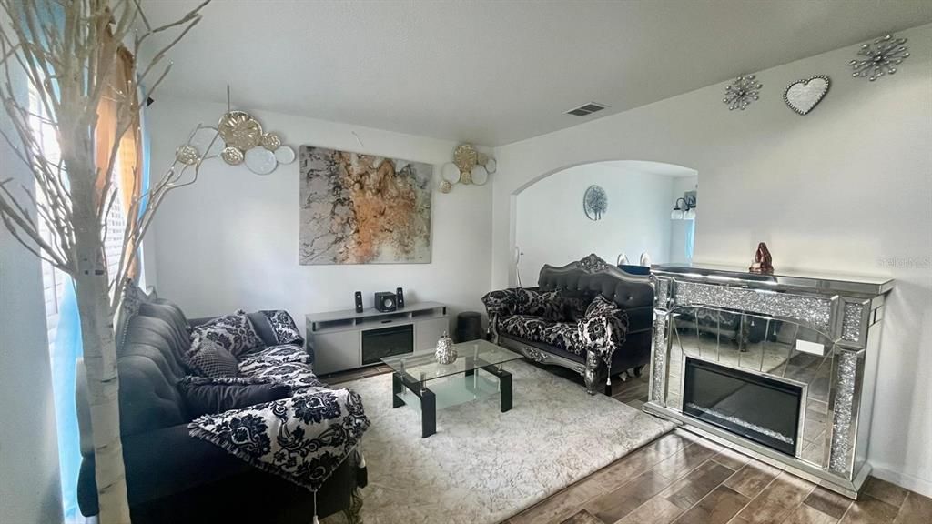 For Rent: $2,300 (4 beds, 2 baths, 2113 Square Feet)