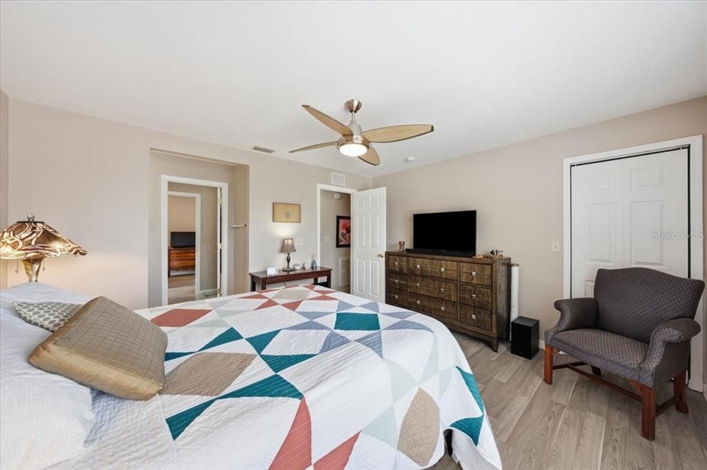 For Sale: $242,000 (2 beds, 1 baths, 1102 Square Feet)