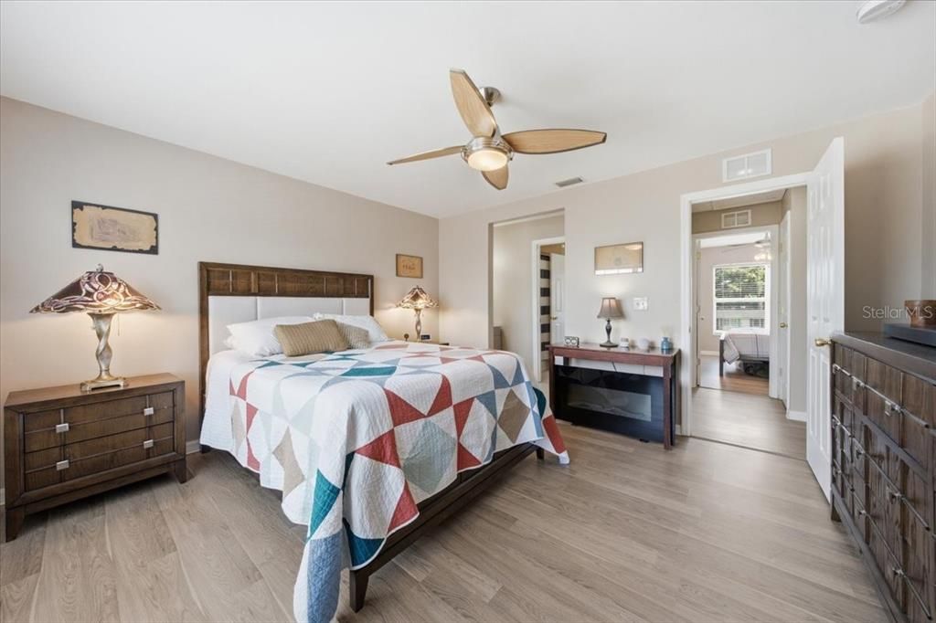 For Sale: $242,000 (2 beds, 1 baths, 1102 Square Feet)
