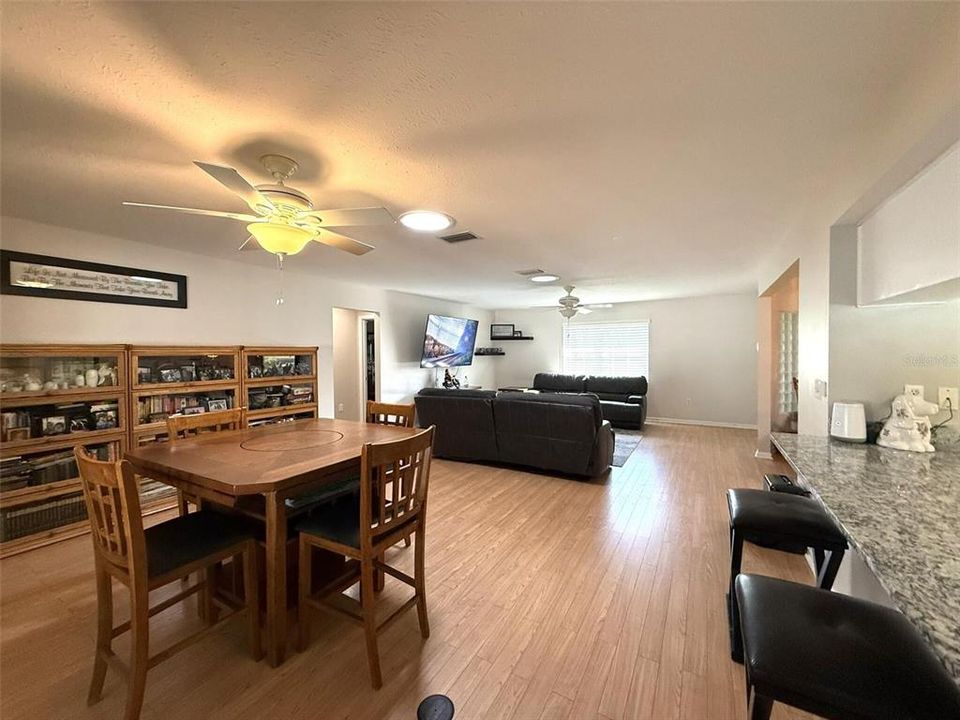 En Venta: $399,000 (3 camas, 2 baños, 2028 Pies cuadrados)