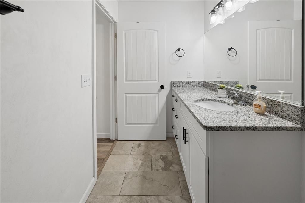 На продажу: $429,000 (4 спален, 2 ванн, 1300 Квадратных фут)