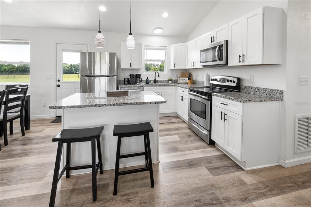 На продажу: $429,000 (4 спален, 2 ванн, 1300 Квадратных фут)