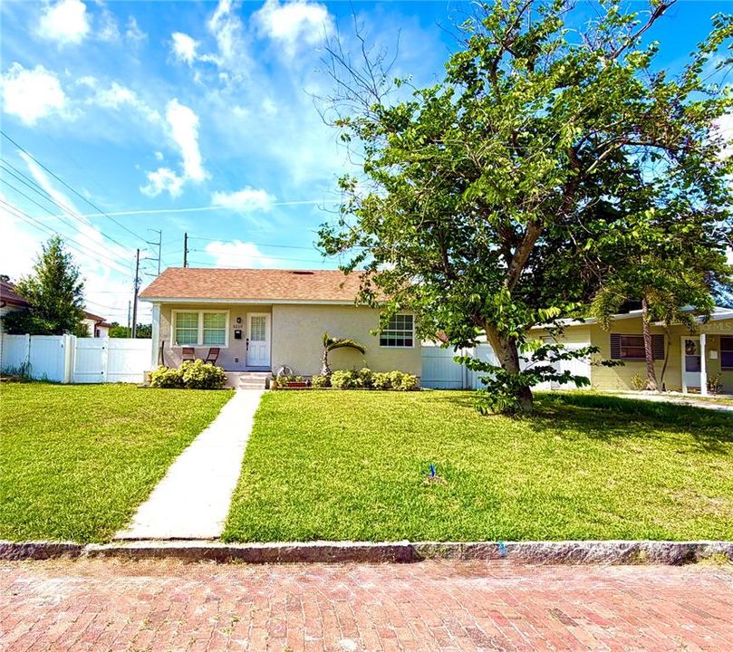 En Renta: $3,350 (3 camas, 2 baños, 1984 Pies cuadrados)