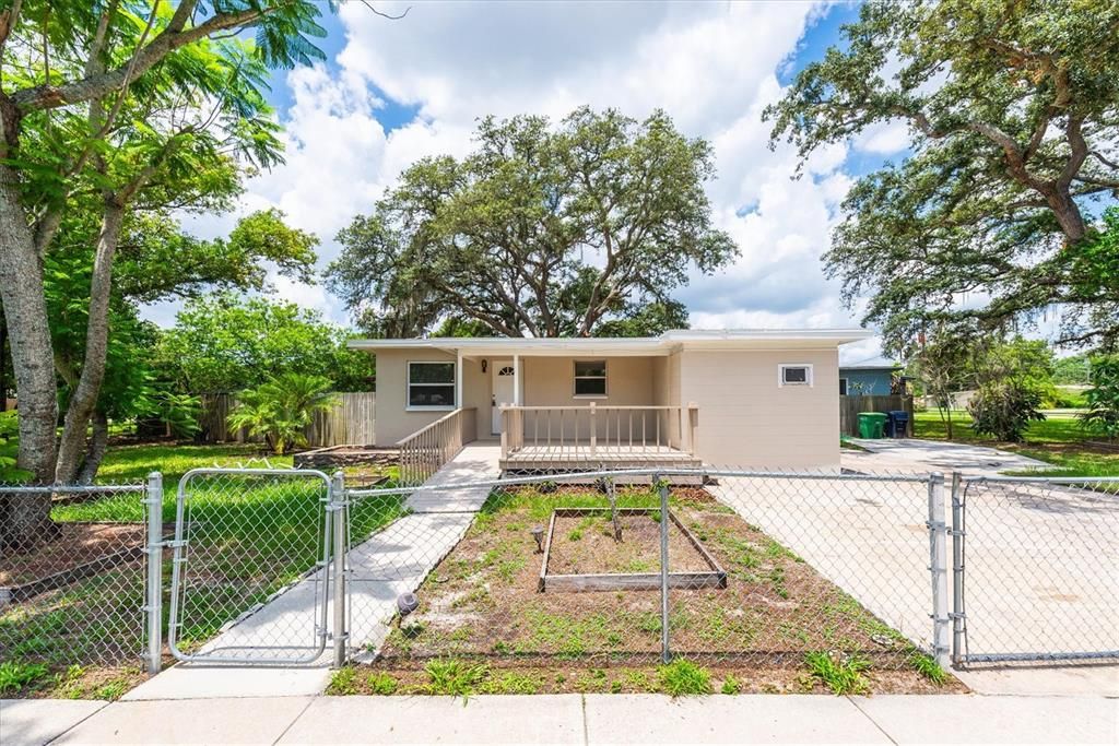 For Sale: $379,900 (3 beds, 1 baths, 1390 Square Feet)