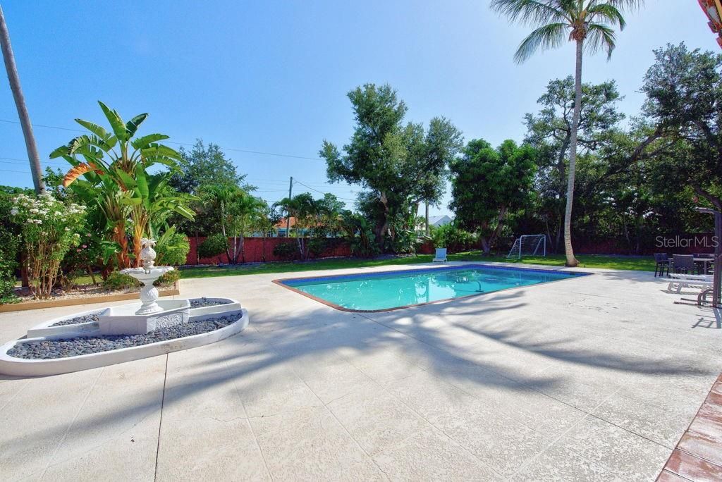 For Sale: $1,250,000 (4 beds, 3 baths, 2320 Square Feet)