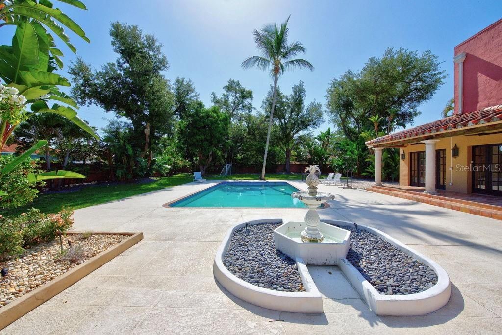 For Sale: $1,250,000 (4 beds, 3 baths, 2320 Square Feet)