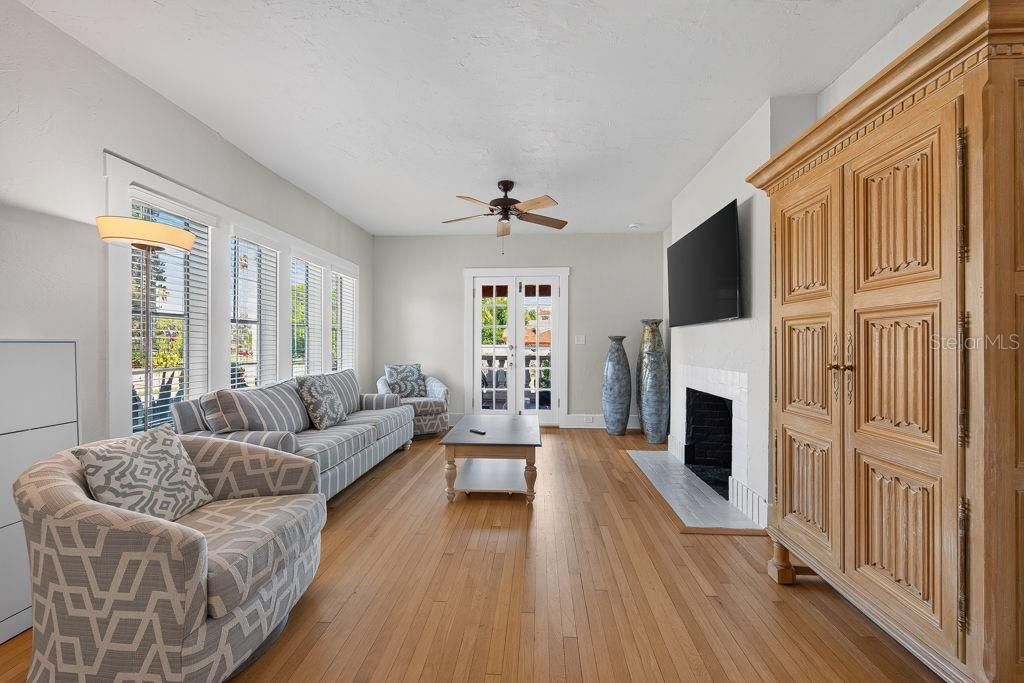 For Sale: $1,250,000 (4 beds, 3 baths, 2320 Square Feet)