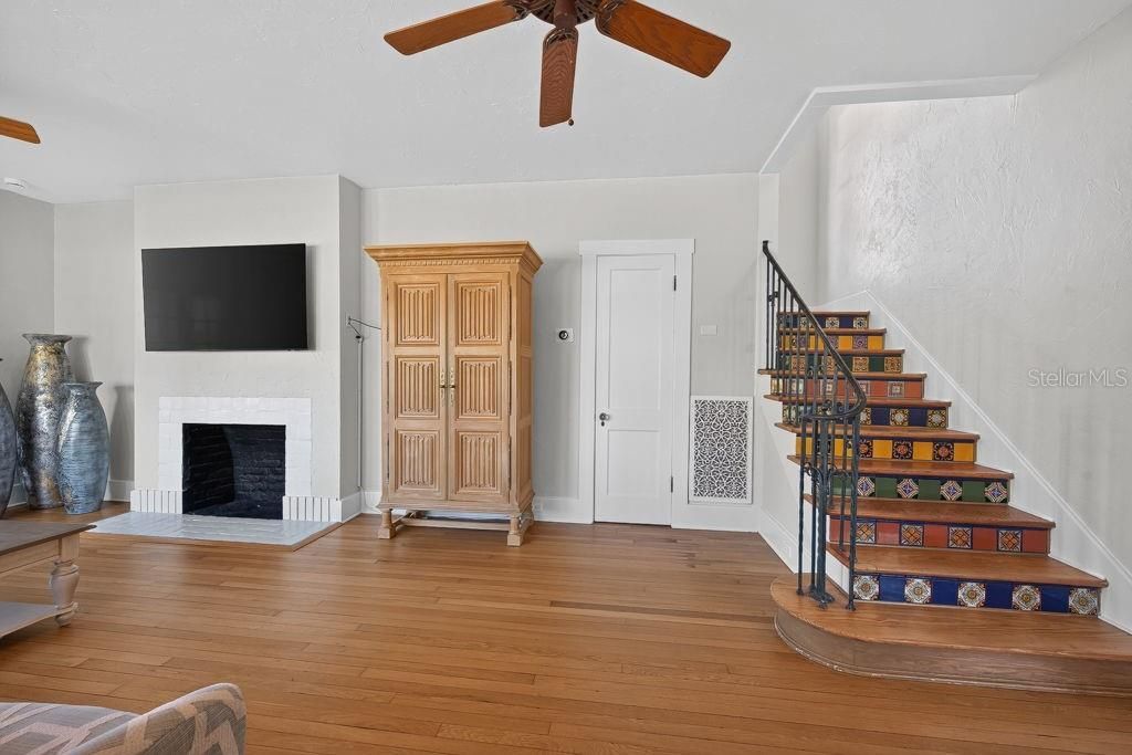 For Sale: $1,250,000 (4 beds, 3 baths, 2320 Square Feet)