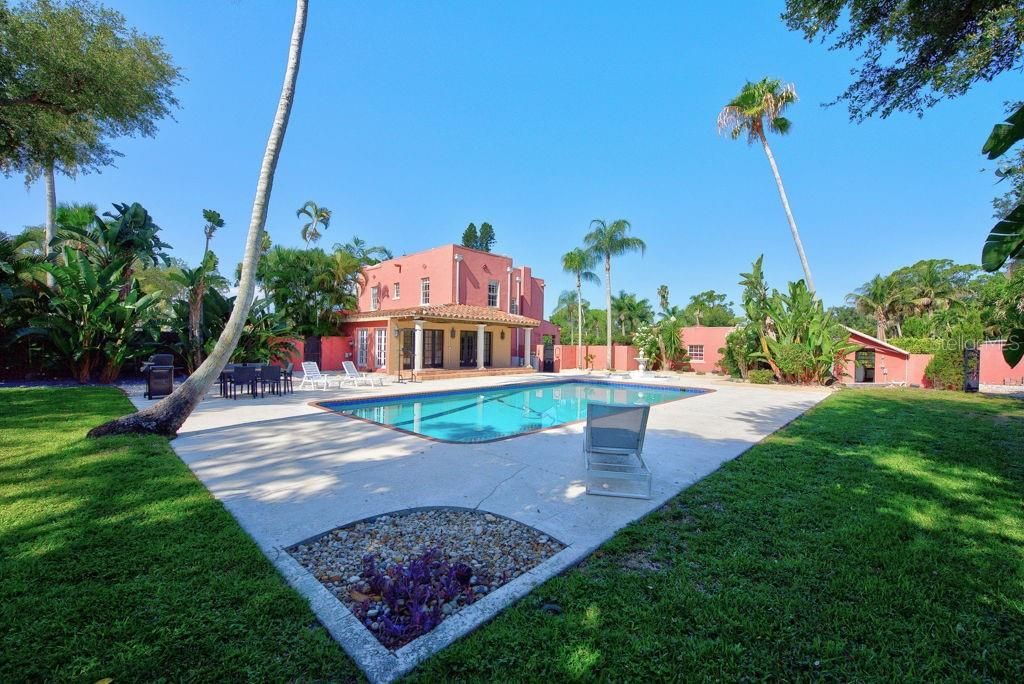For Sale: $1,250,000 (4 beds, 3 baths, 2320 Square Feet)