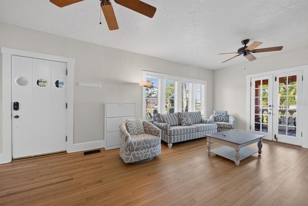 For Sale: $1,250,000 (4 beds, 3 baths, 2320 Square Feet)