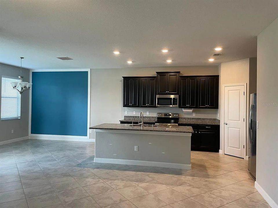 Под контрактом: $2,550 (4 спален, 2 ванн, 2410 Квадратных фут)