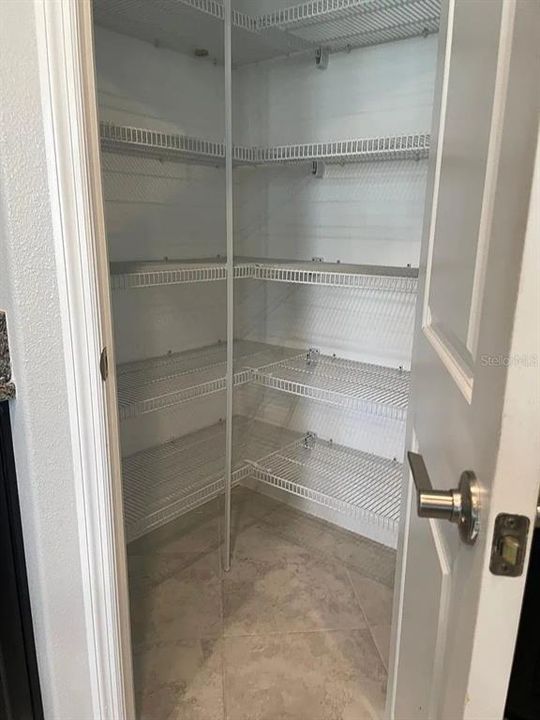 Под контрактом: $2,550 (4 спален, 2 ванн, 2410 Квадратных фут)