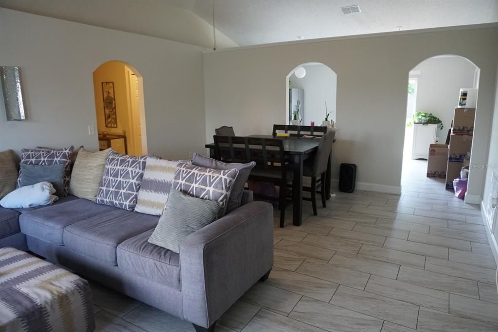 En Venta: $285,000 (3 camas, 2 baños, 1330 Pies cuadrados)