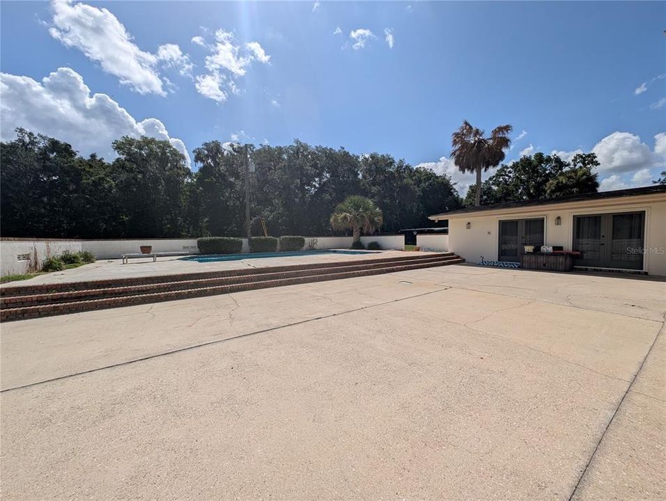 For Sale: $1,299,999 (6 beds, 4 baths, 5072 Square Feet)