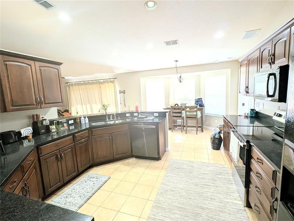 For Sale: $1,299,999 (6 beds, 4 baths, 5072 Square Feet)