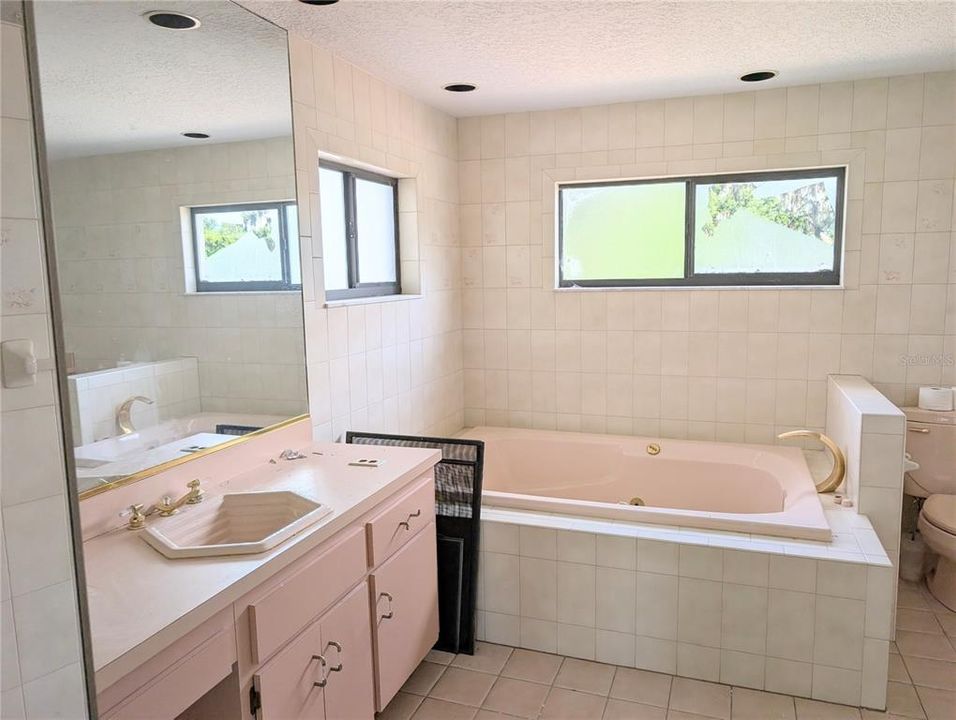 For Sale: $1,299,999 (6 beds, 4 baths, 5072 Square Feet)