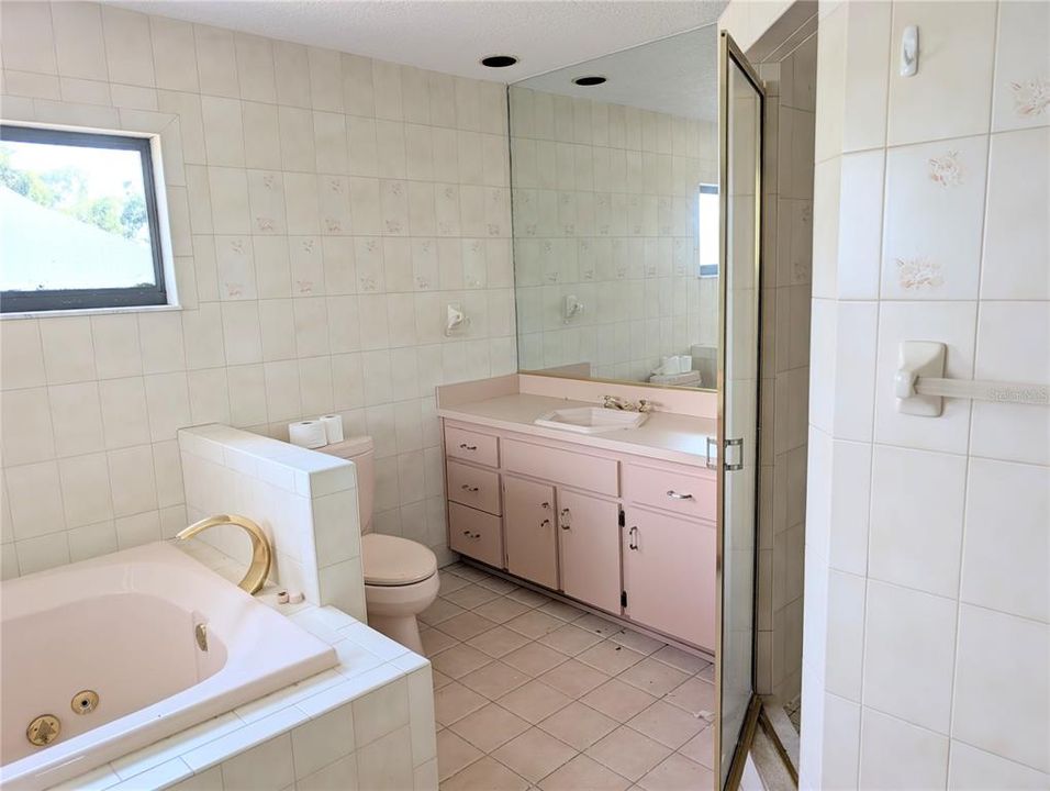 For Sale: $1,299,999 (6 beds, 4 baths, 5072 Square Feet)