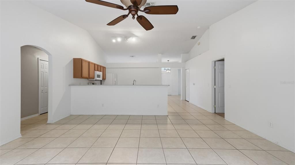 En Venta: $315,000 (4 camas, 2 baños, 2144 Pies cuadrados)