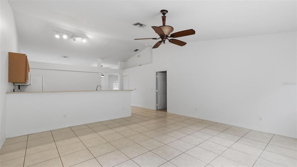 En Venta: $315,000 (4 camas, 2 baños, 2144 Pies cuadrados)