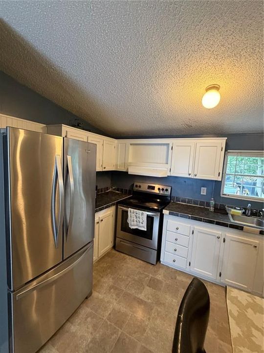 For Sale: $220,000 (3 beds, 2 baths, 960 Square Feet)