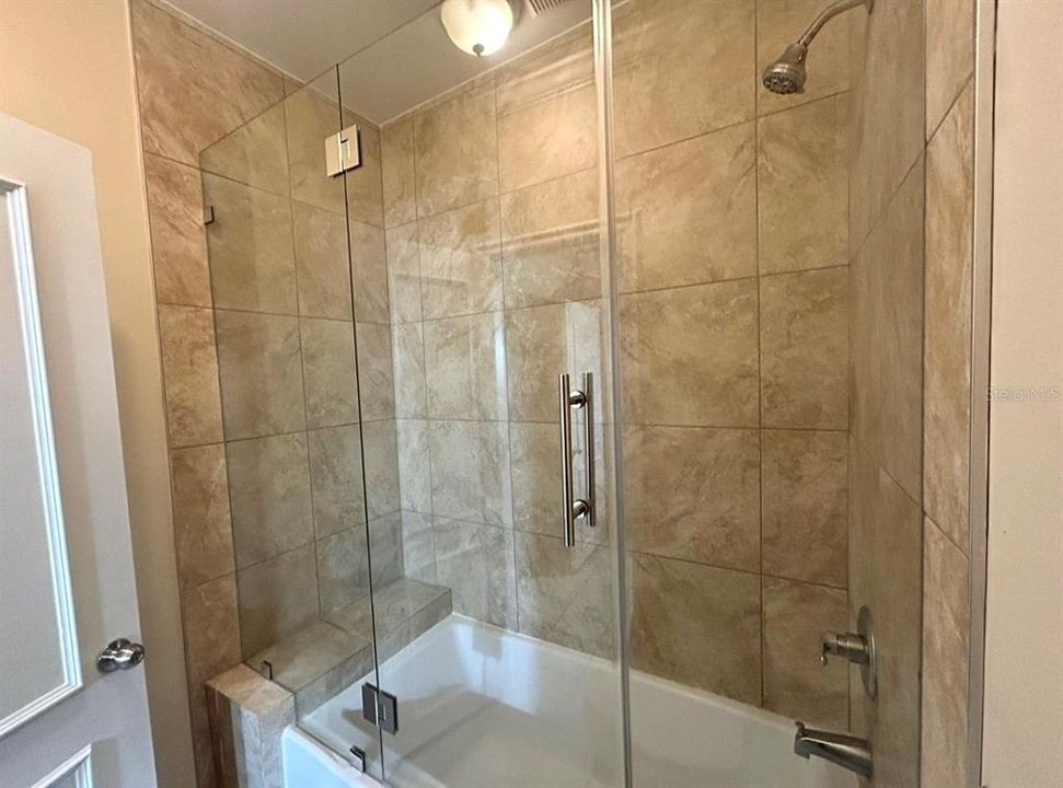 Activo con contrato: $579,000 (4 camas, 2 baños, 2218 Pies cuadrados)