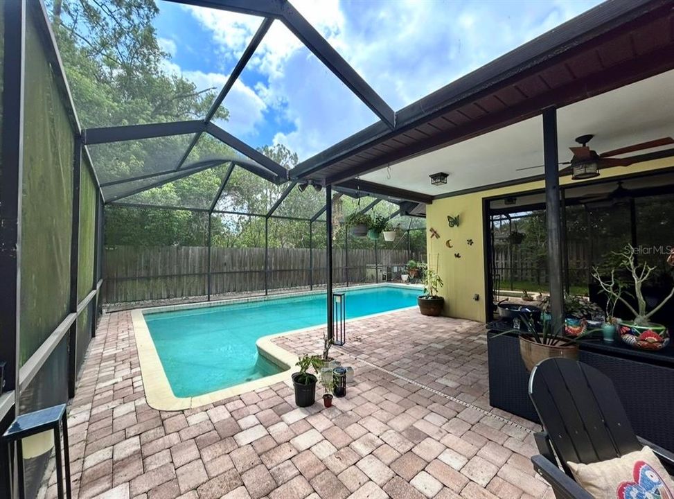 Activo con contrato: $579,000 (4 camas, 2 baños, 2218 Pies cuadrados)