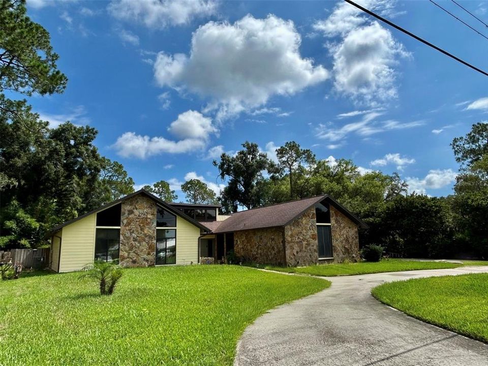 Activo con contrato: $579,000 (4 camas, 2 baños, 2218 Pies cuadrados)