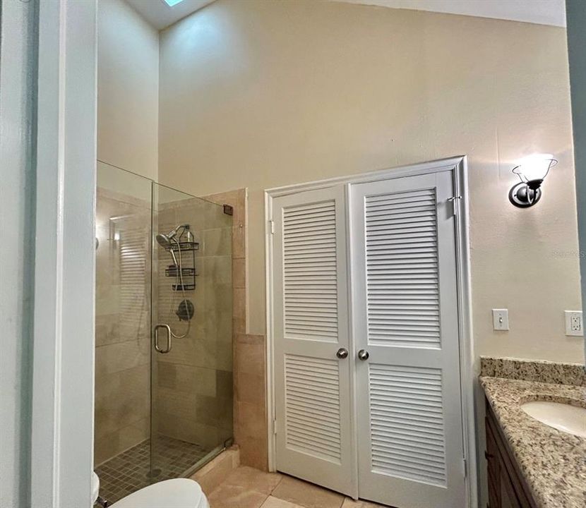 Activo con contrato: $579,000 (4 camas, 2 baños, 2218 Pies cuadrados)
