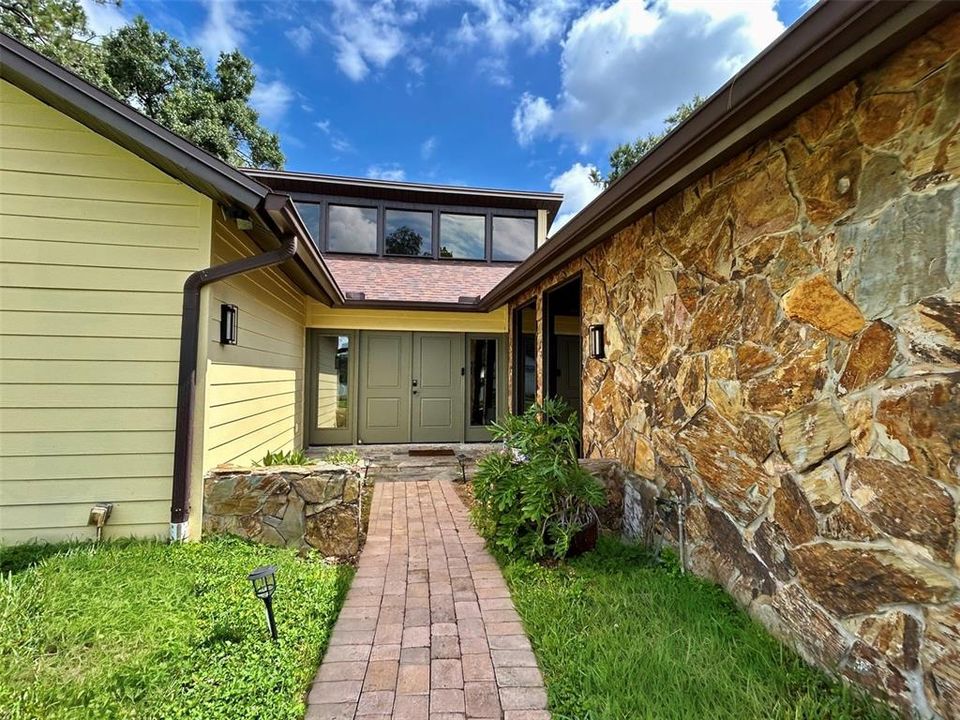 Activo con contrato: $579,000 (4 camas, 2 baños, 2218 Pies cuadrados)