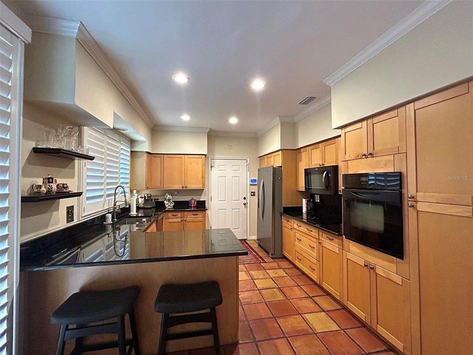 Activo con contrato: $579,000 (4 camas, 2 baños, 2218 Pies cuadrados)