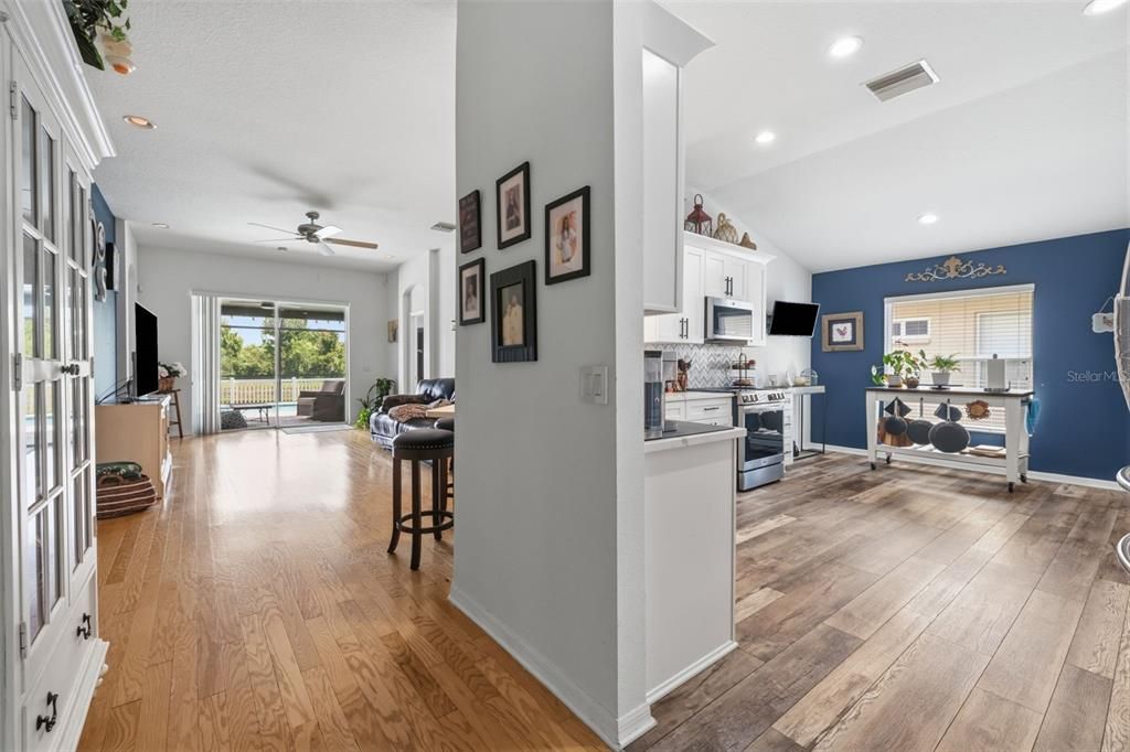 Activo con contrato: $389,999 (4 camas, 2 baños, 2080 Pies cuadrados)