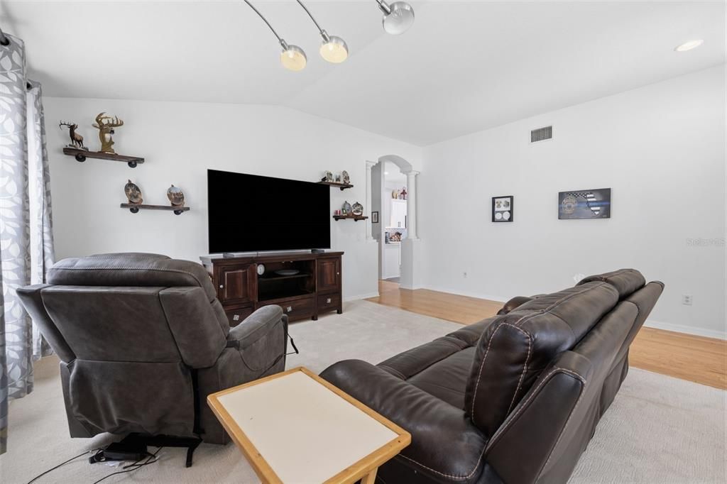 Activo con contrato: $389,999 (4 camas, 2 baños, 2080 Pies cuadrados)