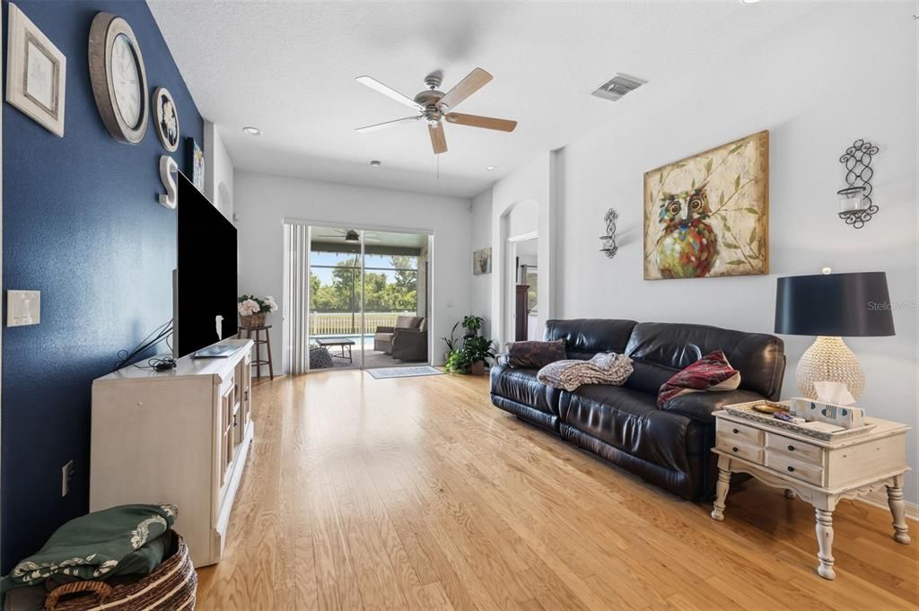 Activo con contrato: $389,999 (4 camas, 2 baños, 2080 Pies cuadrados)