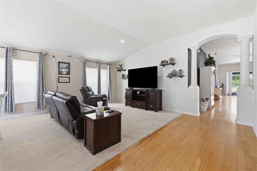 Activo con contrato: $389,999 (4 camas, 2 baños, 2080 Pies cuadrados)