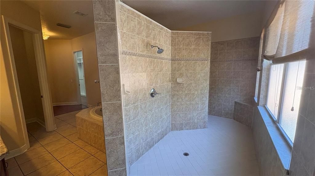 Activo con contrato: $4,500 (4 camas, 3 baños, 3975 Pies cuadrados)