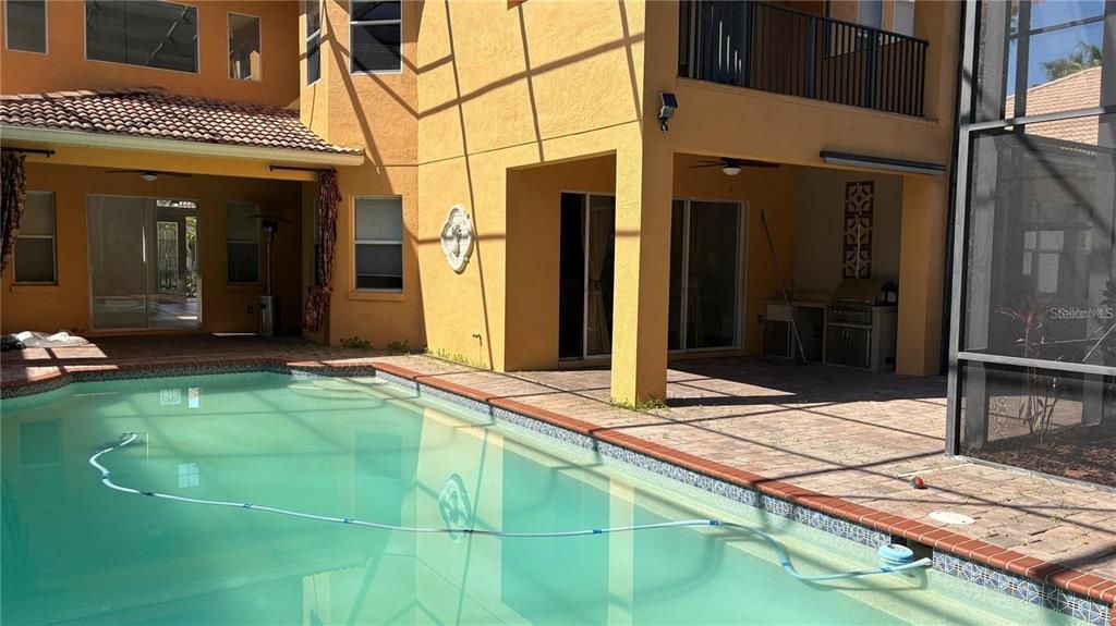 Activo con contrato: $4,500 (4 camas, 3 baños, 3975 Pies cuadrados)